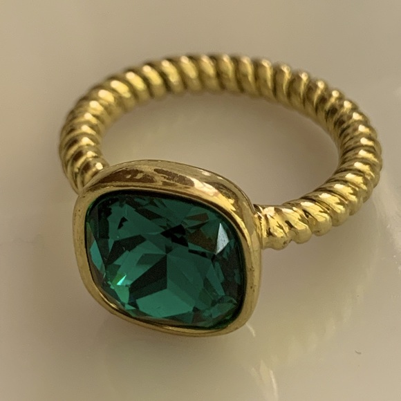 Heidi Daus®"Ring It Up" Crystal Square Ring Green Size 6 NIB - Picture 7 of 8